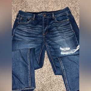 Woman’s American eagle ripped mom jeans